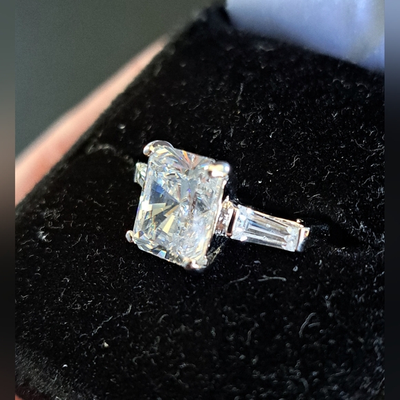 Sterling Silver Cubic Zirconia Ring Size 6 - Picture 10 of 15